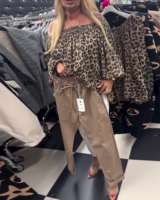 En axel modeblus med leopardmönstret