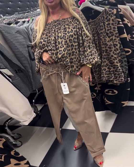 En axel modeblus med leopardmönstret