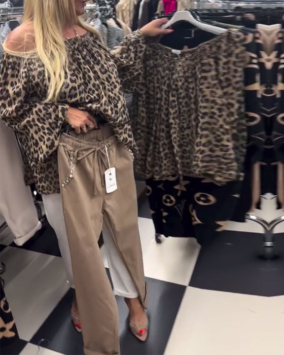 En axel modeblus med leopardmönstret