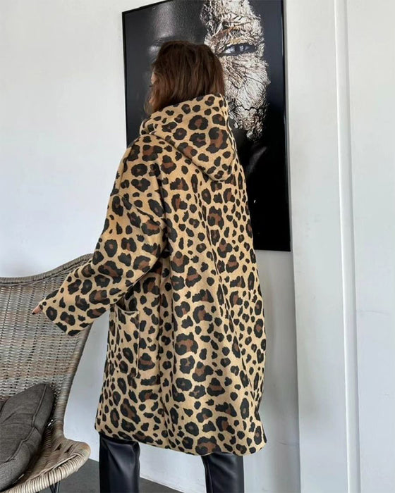 Avslappnad kappa med huva i leopardmönstrad ficka