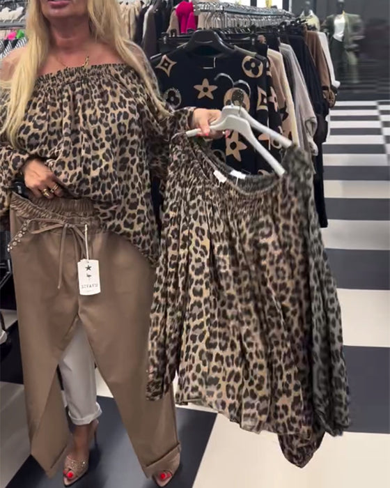 En axel modeblus med leopardmönstret